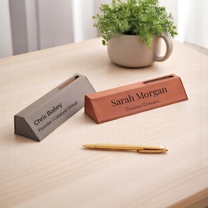 Personalisierte Schreibtisch Namensschild, individuell gravierte Leder Schreibtisch Keil, Schreibtisch Platte, Geschenk für Chef, Walnuss Schreibtisch Namensschild, Geschenk für Chef