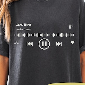 Benutzerdefinierter Song Name Shirt Geschenk für Geburtstag, benutzerdefinierter Künstlername Shirt, benutzerdefinierter Song Name T-Shirt, Lieblingssong-T-Shirt, benutzerdefinierter Lieblingskünstler-T-Shirt