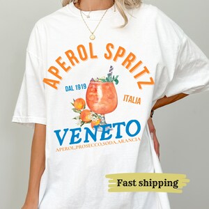 Aperol Spritz Shirt, Komfortfarben, Sommerparty T-Shirt, italienisches Cocktail-T-Shirt, Signature Drink, Retro Bachelorette Shirt für sie, Signature Drink