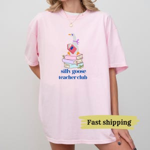 Camiseta fofa de professora, camiseta da Silly Goose, camiseta de volta às aulas, presente engraçado para professora do ensino fundamental, clube de professores da Silly Goose, cores confortáveis