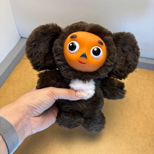 Legendario y popular Cheburashka de los dibujos animados soviéticos, juguete vintage, juguete Cheburashka de peluche Retro. Cheburashka, peluche Cheburashka, juguete