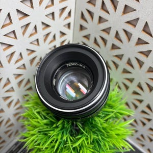 De HELIOS-44-2 2/58 lens, geproduceerd in de Sovjet-Unie in de jaren 70, is een populaire en iconische lens met unieke optische eigenschappen.