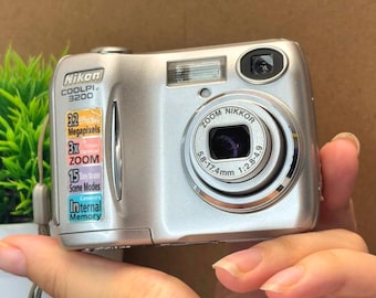 Nikon Coolpix 3200 digital compact camera, ergonomic body, small size, compact digital camera, in good condition, fully functional