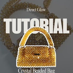Puede incluir: Un bolso de cuentas de cristal dorado con asa superior. El bolso está rodeado por un collar de cadena de cuentas. El texto "Direct Glow" y "Crystal Beaded Bag" es visible en la imagen.