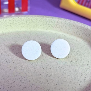 Gesprenkelte weiße Polymer Clay Kreis Ohrstecker, texturierte hypoallergene Ohrringe
