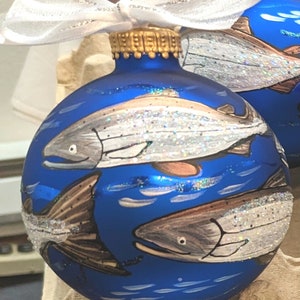 Personalisierbare handbemalte Glaskugel, Lachsverzierung, Weihnachtsgeschenke, Dekor & PNW-Souvenirs