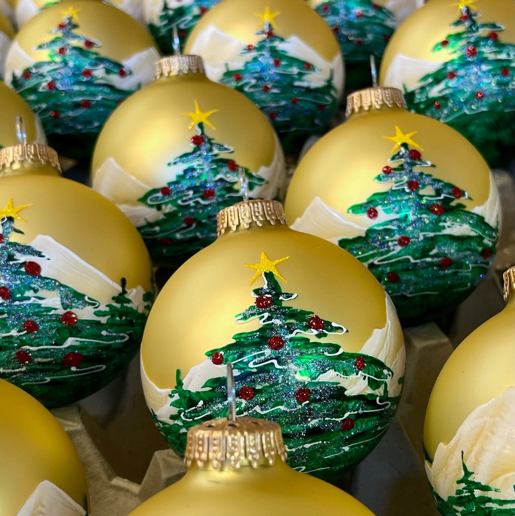 手描きのクリスマスツリーオーナメント：スワロフスキーの星が入った