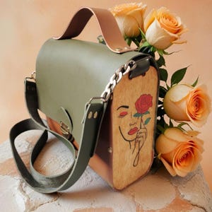 Leder und Holz Tasche, Grüne Tasche, Handbemalte Vegan Ledertasche mit Holzseiten, Einzigartiges Geschenk für Kunstliebhaber, Geschenk für Sie, Leder Geldbörse.