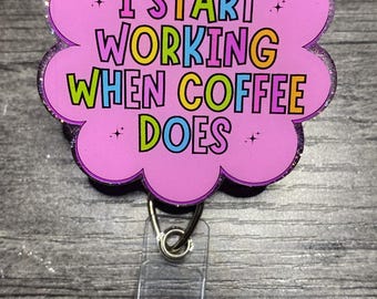 Porta credencial divertido: «Empiezo a trabajar cuando lo hace el café» – Porta credencial floral de acrílico con purpurina