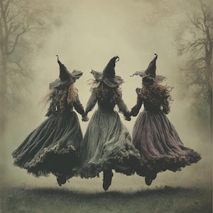 Puede incluir: Tres figuras con vestidos largos y sombreros de bruja tomadas de la mano, caminando en círculo. Los vestidos son en tonos grises y morados. El fondo es una escena de bosque brumoso.