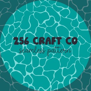 Op de afbeelding: Een naadloos patroon van turquoiseblauw water met witte rimpels. De tekst "256 CRAFT CO seamless pattern" staat in het midden van de afbeelding.