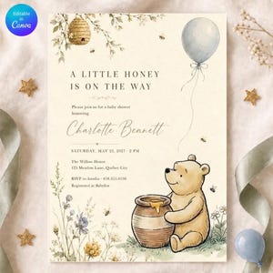 Può includere: Un invito per baby shower con un'illustrazione ad acquerello di un orso con un vasetto di miele, un palloncino blu e decorazioni floreali. Il testo recita A LITTLE HONEY IS ON THE WAY, in onore di Charlotte Bennett, sabato 22 maggio 2027, ore 14:00.