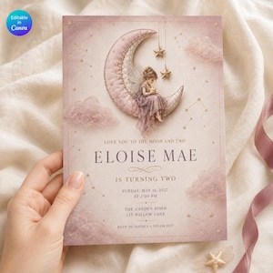 Pode incluir: Um cartão de convite retangular em tons de rosa suave com uma fada sentada numa lua crescente com estrelas pendentes. O texto diz: LOVE YOU TO THE MOON AND TWO, ELOISE MAE IS TURNING TWO, SUNDAY, MAY 16, 2027 AT 2:00 PM, THE GARDEN ROOM 125 WILLOW LANE, RSVP TO SOPHIA 555 014 2027.