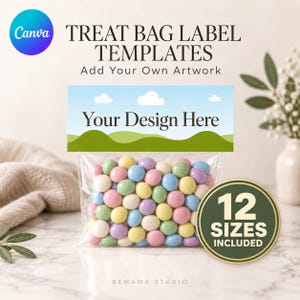 Könnte beinhalten: Ein durchsichtiger Leckerlibeutel gefüllt mit pastellfarbenen runden Bonbons, versehen mit einem rechteckigen Papieretikett mit blauem Himmel, weißen Wolken, grünen Hügeln und dem Text Your Design Here. Ein rundes Abzeichen zeigt 12 SIZES INCLUDED.