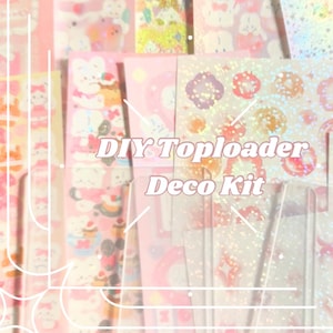 Puede incluir: Un kit de decoración DIY Toploader rosa y blanco con varias pegatinas y adornos. El kit incluye una variedad de diseños lindos y coloridos, que incluyen personajes de dibujos animados, corazones y estrellas.