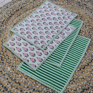 Vändbara quiltade bordsunderlägg, rosa blommigt blockmönster och grön rand, handgjorda
