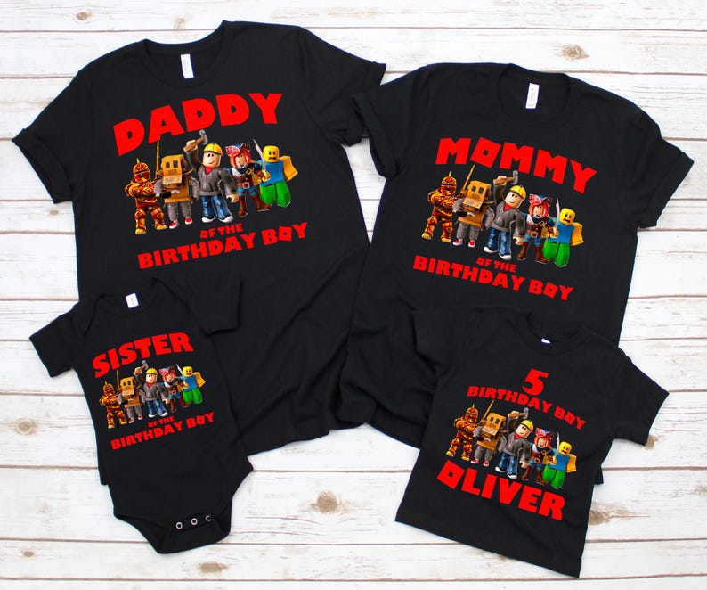 Op de afbeelding: Zwarte t-shirts met rode tekst en cartoonfiguren. De shirts lezen "Daddy of the Birthday Boy", "Mommy of the Birthday Boy", "Sister of the Birthday Boy" en "5 Birthday Boy Oliver".