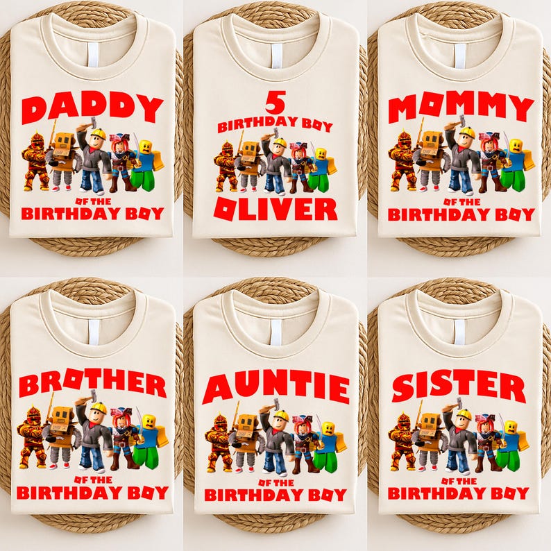 Op de afbeelding: Zes beige T-shirts met rode tekst en een cartoonafbeelding. De shirts zeggen "DADDY", "5 BIRTHDAY BOY OLIVER", "MOMMY", "BROTHER", "AUNTIE" en "SISTER". Elk shirt heeft een afbeelding van stripfiguren.