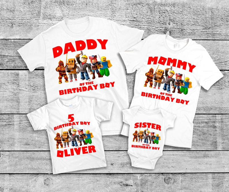 Op de afbeelding: Witte T-shirts met rode tekst en een cartoonafbeelding. De shirts lezen "DADDY", "MOMMY", "5 BIRTHDAY BOY OLIVER" en "SISTER" met "OF THE BIRTHDAY BOY" eronder. De afbeelding toont verschillende stripfiguren.