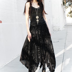 Saia maxi de veludo elástico transparente com estampa floral e barra pontiaguda, modelo Witchy Black Magic. imagem 2