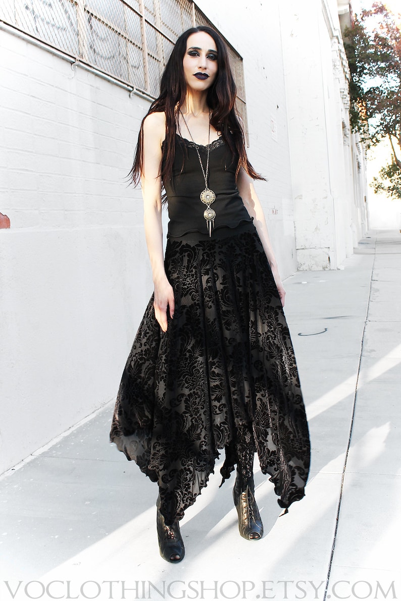 Saia maxi de veludo elástico transparente com estampa floral e barra pontiaguda, modelo Witchy Black Magic. imagem 2