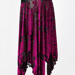 Saia maxi de veludo elástico transparente com estampa floral e barra pontiaguda, modelo Witchy Black Magic. imagem 9