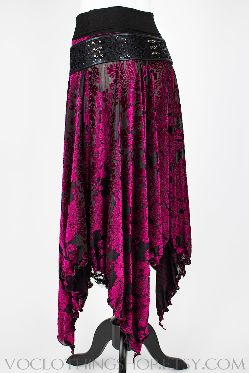 Saia maxi de veludo elástico transparente com estampa floral e barra pontiaguda, modelo Witchy Black Magic. imagem 9