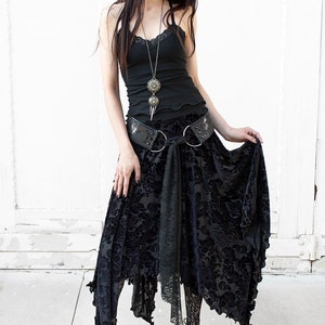 Saia maxi de veludo elástico transparente com estampa floral e barra pontiaguda, modelo Witchy Black Magic. imagem 3
