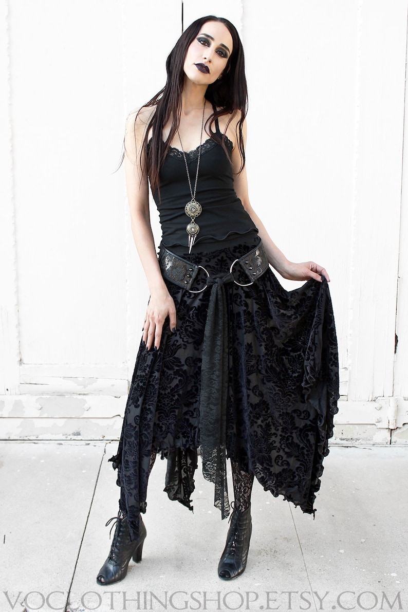 Saia maxi de veludo elástico transparente com estampa floral e barra pontiaguda, modelo Witchy Black Magic. imagem 3