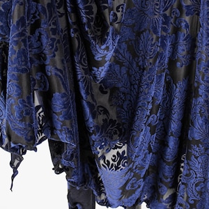 Saia maxi de veludo elástico transparente com estampa floral e barra pontiaguda, modelo Witchy Black Magic. imagem 6
