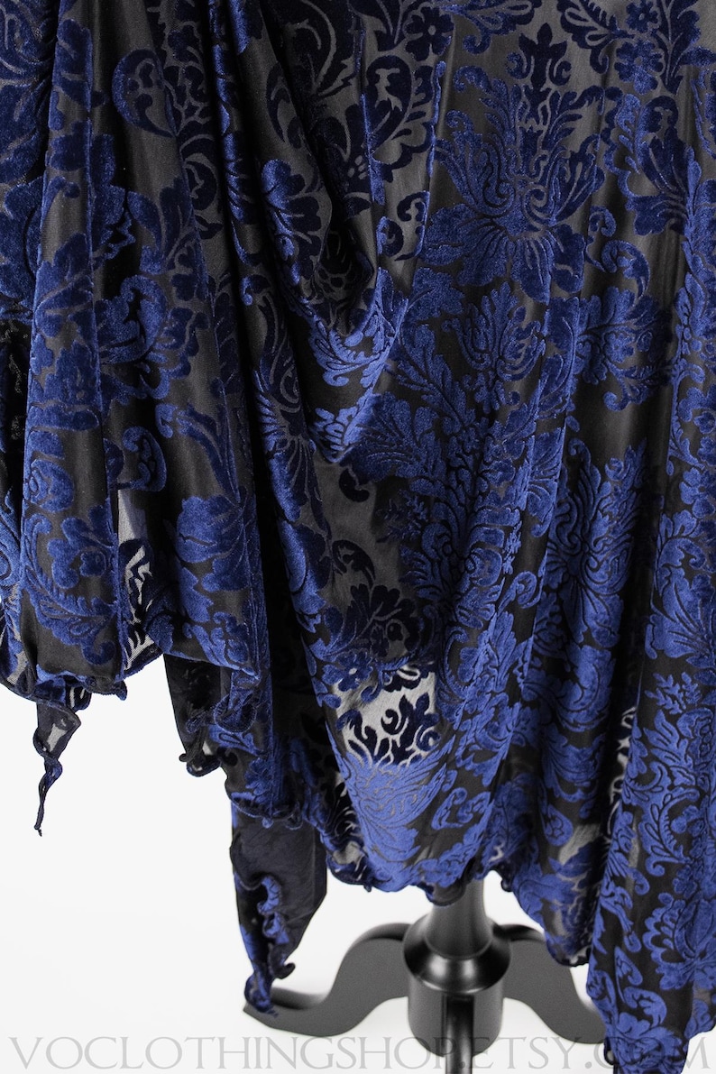 Saia maxi de veludo elástico transparente com estampa floral e barra pontiaguda, modelo Witchy Black Magic. imagem 6