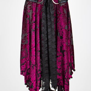Saia maxi de veludo elástico transparente com estampa floral e barra pontiaguda, modelo Witchy Black Magic. Magenta Wine