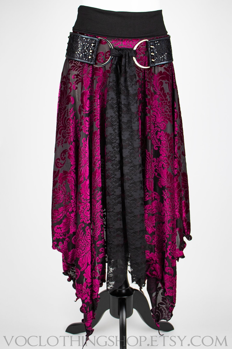 Saia maxi de veludo elástico transparente com estampa floral e barra pontiaguda, modelo Witchy Black Magic. Magenta Wine