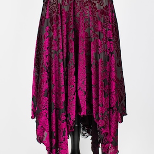 Saia maxi de veludo elástico transparente com estampa floral e barra pontiaguda, modelo Witchy Black Magic. imagem 8