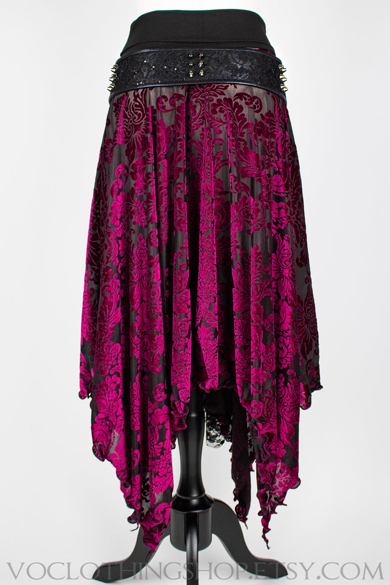 Saia maxi de veludo elástico transparente com estampa floral e barra pontiaguda, modelo Witchy Black Magic. imagem 8