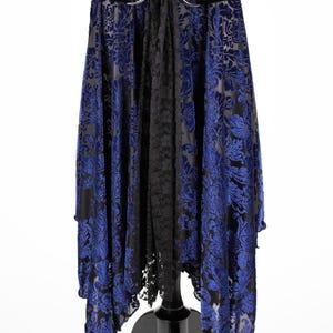 Saia maxi de veludo elástico transparente com estampa floral e barra pontiaguda, modelo Witchy Black Magic. Midnight Blue