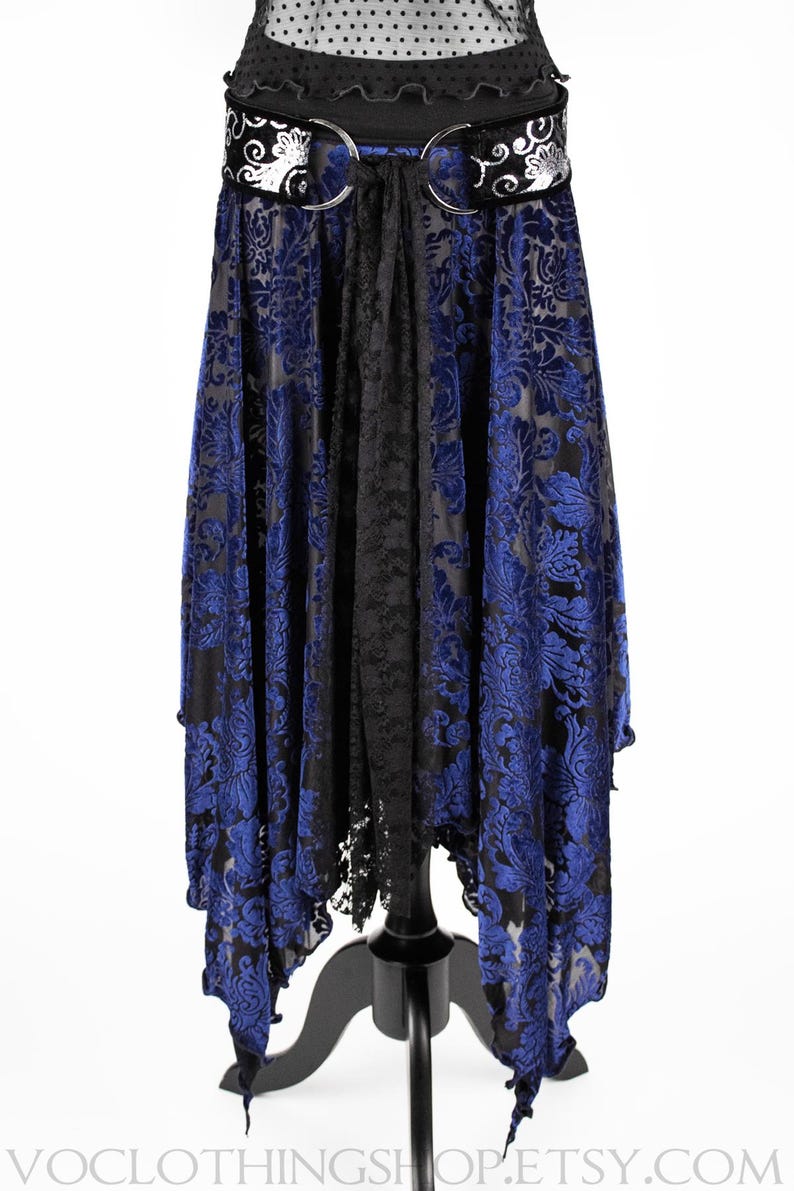 Saia maxi de veludo elástico transparente com estampa floral e barra pontiaguda, modelo Witchy Black Magic. Midnight Blue