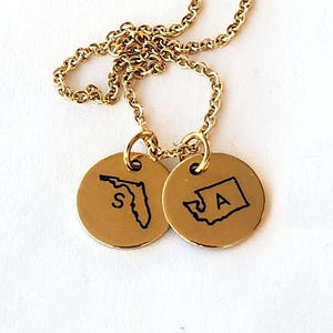 Zustand Halskette Going Away Grad Geschenk Bester Freund Geschenk Benutzerdefinierte Zustand Charme gravierte personalisierte Schmuck Lage weit weg Geschenk vermisse dich