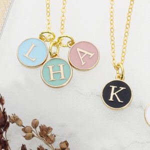 Collar con iniciales multicolores, iniciales en oro pastel, regalo de primavera personalizado para ella, collar con letras, delicado y colorido regalo arcoíris para mamá.