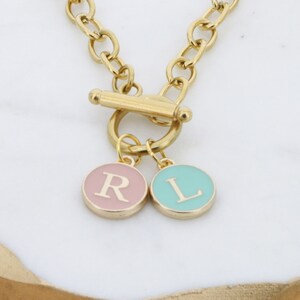 Collar con inicial de canasta de Pascua, regalo para amiga, dije de letra pastel multicolor, collar para hermana, cadena rolo redonda de doble cara