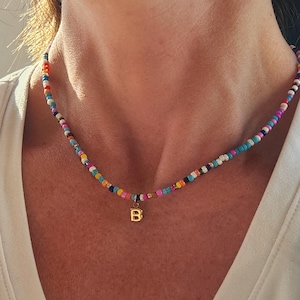 Colar de miçangas multicoloridas, joia arco-íris, pingente inicial dourado personalizado, escolha várias miçangas coloridas, presente para meninas, amiga, irmã, verão