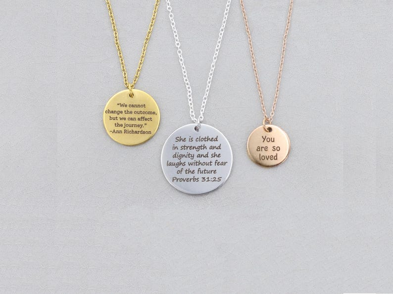 Puede incluir: Tres collares con colgantes con citas inspiradoras. Uno es dorado con la cita "We cannot change the outcome, but we can affect the journey." Otro es plateado con "She is clothed in strength and dignity." El tercero es oro rosa con "You are so loved."