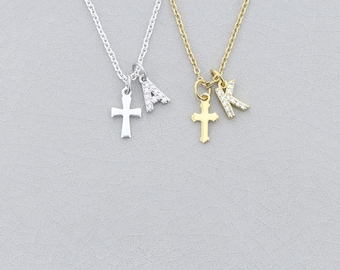 Winzige Goldkreuz Initialienhalskette • Mädchentaufe • Minimalistischer religiöser Schmuck • Schichtcharme • Christlicher Geschenk Jesus Pastor Schmuck