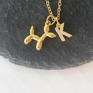 Collar de perro con globo y inicial helada de cristal pavé de circonita cúbica. Dije de animal divertido y juguetón. Joyería con globo, regalo para niñas.
