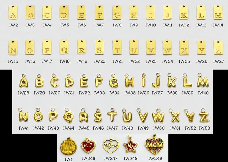K&ouml;nnte beinhalten: Goldfarbene Alphabet-Anh&auml;nger und -Anh&auml;nger. Das Bild zeigt verschiedene Buchstabenanh&auml;nger in rechteckigen und abgerundeten Designs sowie Herz- und Sternanh&auml;nger. Die Anh&auml;nger sind in Reihen angeordnet, wobei jeder Buchstabe mit einer eindeutigen Kennung versehen ist.