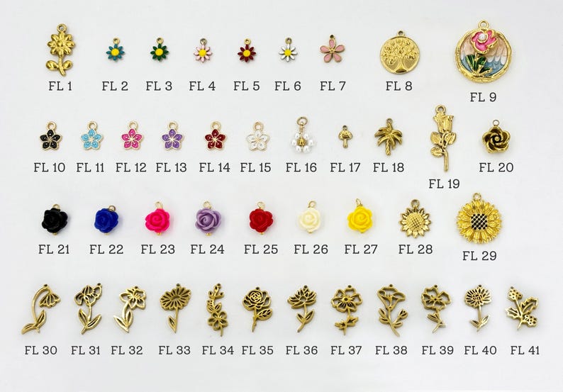 K&ouml;nnte beinhalten: Eine Sammlung von 41 Charms mit Blumenmotiven in Gold und verschiedenen Farben. Die Charms zeigen detaillierte florale Designs, wie Sonnenblumen, Rosen und G&auml;nsebl&uuml;mchen, wobei einige farbige Emaille-Akzente aufweisen. Jeder Charm ist mit einer Nummer versehen.