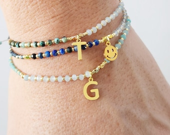 Zierliches Perlenarmband mit Gold Initial Charm, Verstellbar
