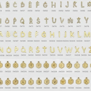 K&ouml;nnte beinhalten: Eine Sammlung goldfarbener Alphabet-Anh&auml;nger in verschiedenen Stilen. Einige Anh&auml;nger sind mit kleinen, klaren Kristallen besetzt. Die Buchstaben werden in Reihen angezeigt, wobei jeder Buchstabe eine entsprechende Inventarnummer hat.