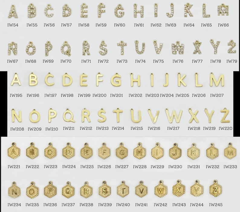 K&ouml;nnte beinhalten: Eine Sammlung goldfarbener Alphabet-Anh&auml;nger in verschiedenen Stilen. Einige Anh&auml;nger sind mit kleinen, klaren Kristallen besetzt. Die Buchstaben werden in Reihen angezeigt, wobei jeder Buchstabe eine entsprechende Inventarnummer hat.