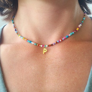 Colar de miçangas multicoloridas com pingente inicial dourado personalizado em arco-íris, escolha várias joias com miçangas coloridas, presente para meninas, melhores amigas
